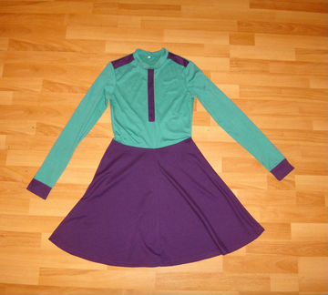 Платье приталенное зелено-фиолетовое с поясом