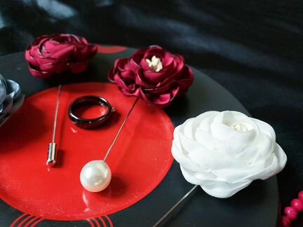 Нежная элегантная брошь бордовый цветок