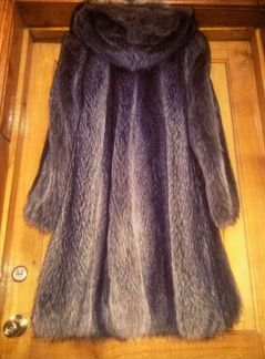 Шуба из енота с капюшоном серебристая сирень