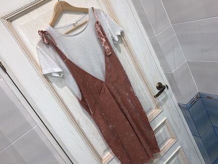 Розовое бархатное платье с футболкой H&M