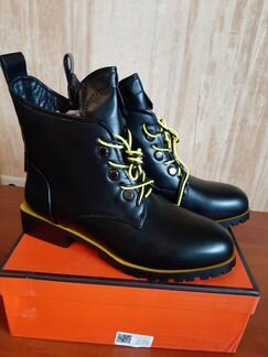 Ботинки с контрастными шнурками