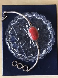 Браслеты, серьги с натуральным кораллом стерлингов