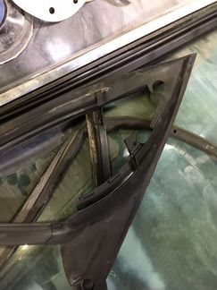 Уплотнительная резинка передняя левая