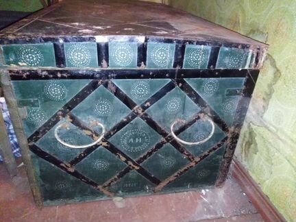 Сундук старинный